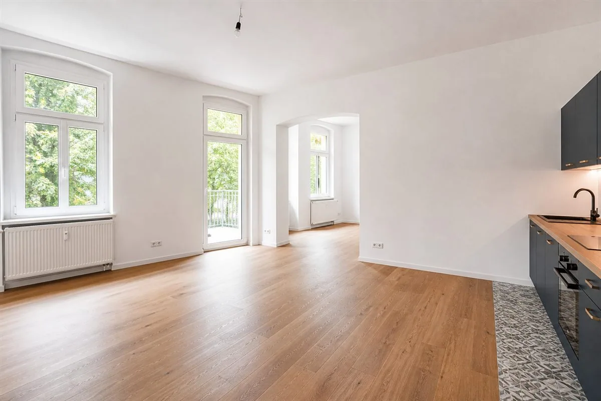 Berater erklaert Unterlagen in einer ruhigen Wohnumgebung
